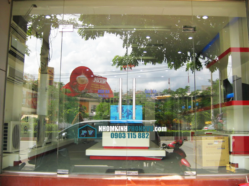 mẫu cửa kính thủy lực cửa kính bản lề sàn 2 cánh đẹp cho cửa hàng kinh doanh