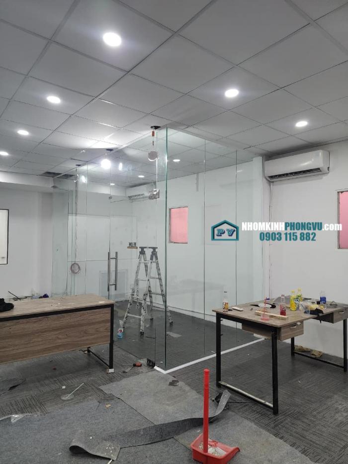 Vách kính cường lực 10mm