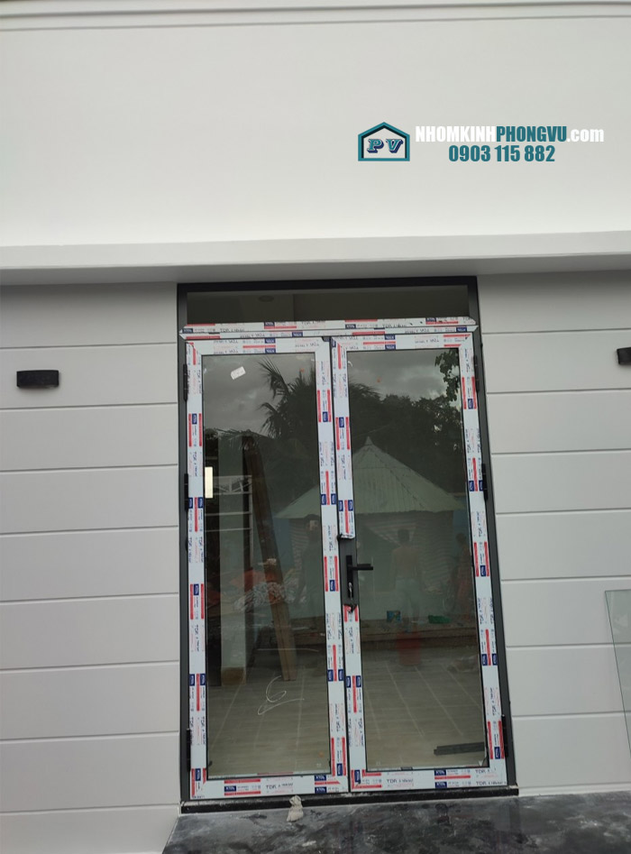mẫu cửa đi nhôm xingfa 2 cánh