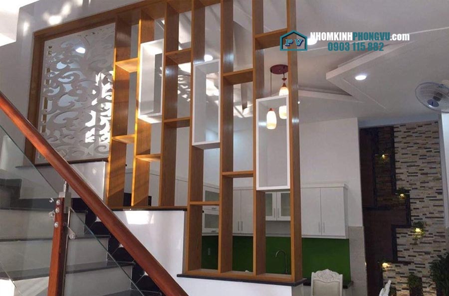 vách ngăn cầu thang tam cấp