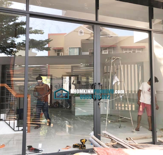 Thi công cửa nhôm kính Xingfa mở lùa màu ghi đen tại Tô Ngọc Vân, Quận 12 TPHCM